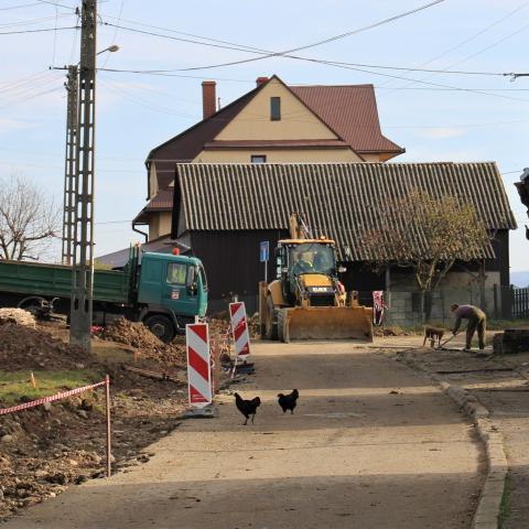 Rozpoczął się remont ul. Trzech Koron w Sromowcach Wyżnych.