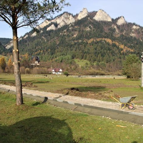 Budowa ciągu komunikacyjnego przeznaczonego do ruchu pieszego w Sromowcach Niżnych.