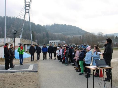 Maszt z flagą Rzeczpospolitej Polskiej z projektu „Pod biało-czerwoną”.