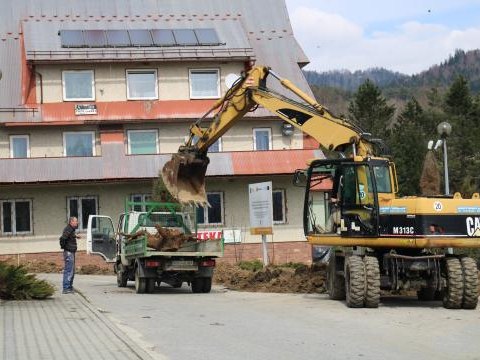 Rozpoczęły się prace związane z budową amfiteatru, widowni, infrastrukturą towarzyszącą oraz z zagospodarowaniem terenu wokół amfiteatru.