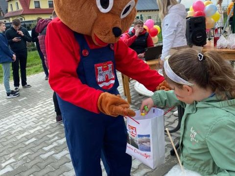 30 kwietnia 2023 r. odbyło się otwarcie placu zabaw na Mizernej - miejsca dla najmłodszych mieszkańców naszej gminy.