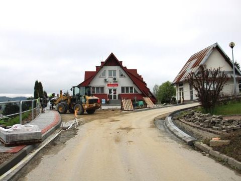 Trwają prace związane z budową amfiteatru, widowni, infrastrukturą towarzyszącą oraz z zagospodarowaniem terenu wokół amfiteatru.