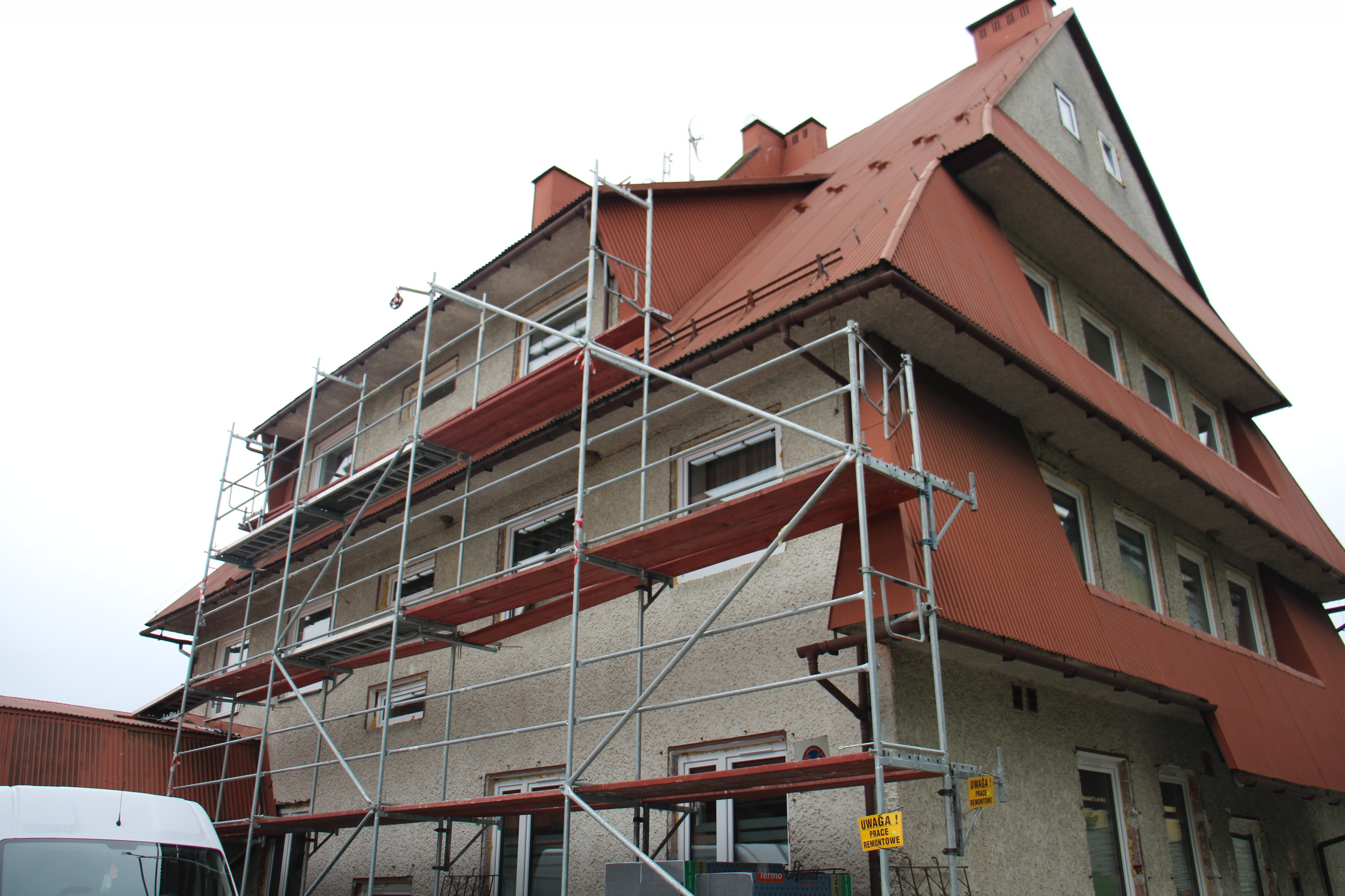 Trwa II etap prac budowlanych związanych z modernizacją wielofunkcyjnego budynku użyteczności publicznej w miejscowości Maniowy przy ul. Gorczańskiej 6.