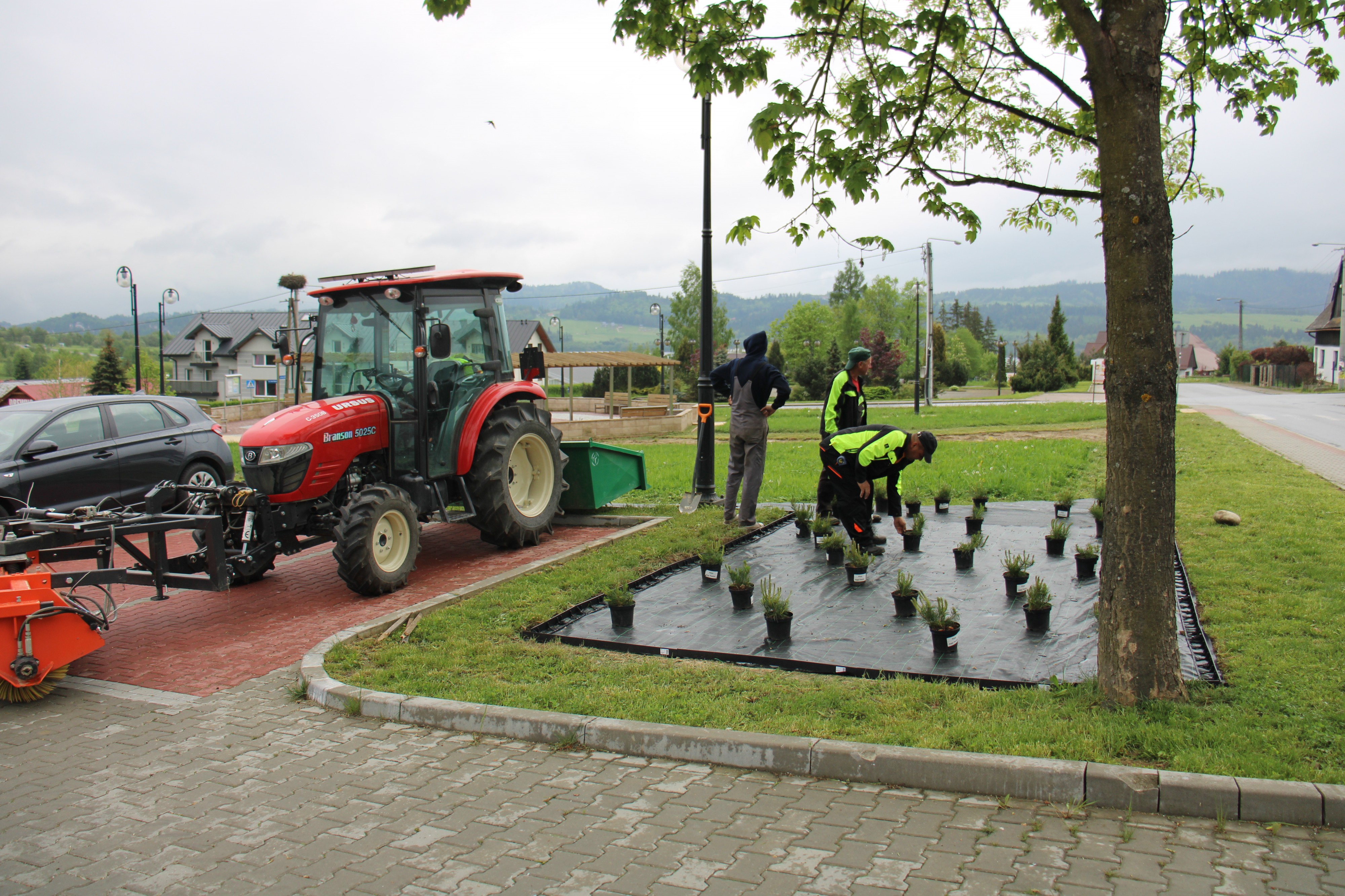 Rozpoczęto zagospodarowanie terenu zielonego tuż przed budynkiem Urzędu Gminy Czorsztyn w Maniowach.