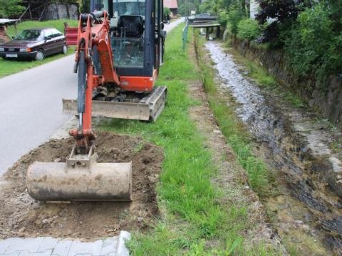 Nowy chodnik na drodze wzdłuż potoku Mizerzanka w Mizernej