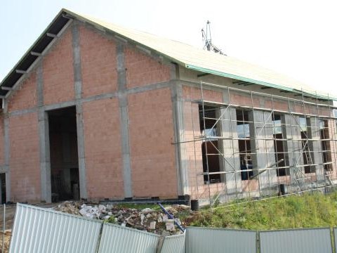 Prace dekarskie na budynku sali gimnastycznej w Kluszkowcach