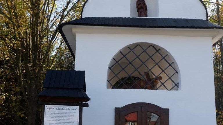 kapliczka po remoncie (Niestandardowy).jpg