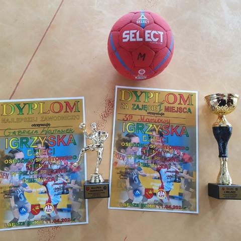 Szkoła Podstawowa z Maniów najlepsza w Rejonowych Igrzyskach Dziewcząt w piłce ręcznej