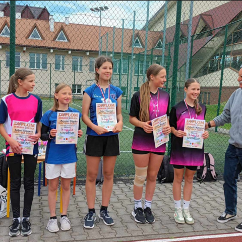 Pierwsze miejsce dla drużyny żeńskiej z Maniów w czwórboju lekkoatletycznym