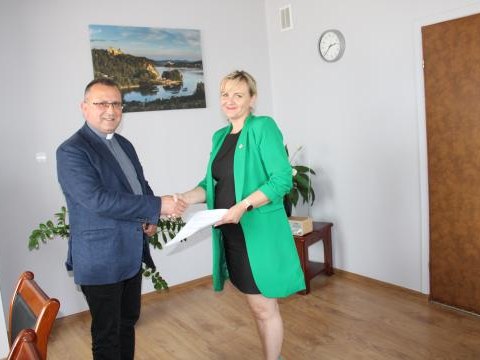 Podpisano umowę-dotację na realizację prac konserwatorskich zabytkowego kościółka św. Sebastiana w Maniowach