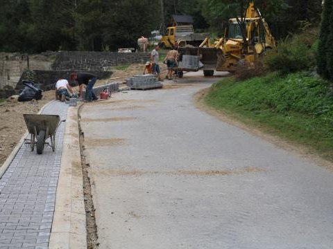 W Mizernej powstaje kolejny fragment pobocza utwardzonego