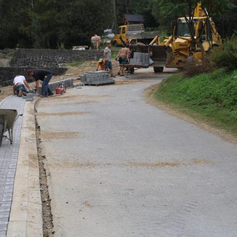 W Mizernej powstaje kolejny fragment pobocza utwardzonego