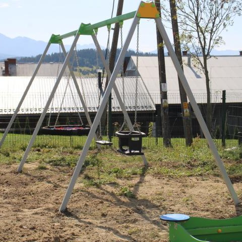 Nowe wyposażenie placu zabaw w Sromowcach Wyżnych