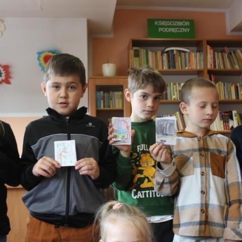 Pierwszoklasiści w bibliotece publicznej