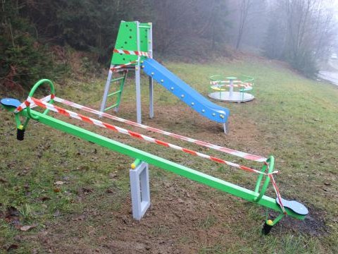 Nowe wyposażenie placu zabaw w Mizernej