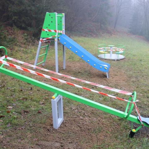 Nowe wyposażenie placu zabaw w Mizernej