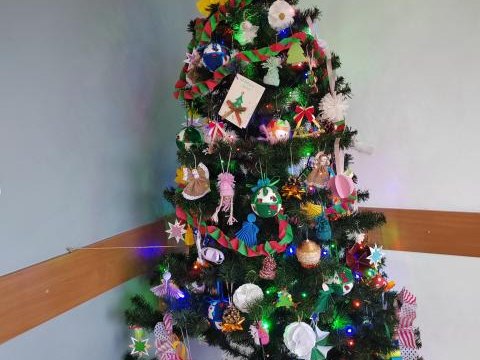 Choinka w Urzędzie Gminy Czorsztyn przygotowana przez uczniów