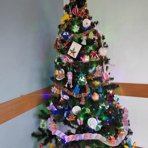 Choinka w Urzędzie Gminy Czorsztyn przygotowana przez uczniów