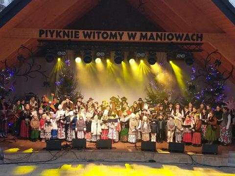 Amfiteatr w Maniowach uroczyście otwarty podczas jarmarku bożonarodzeniowego
