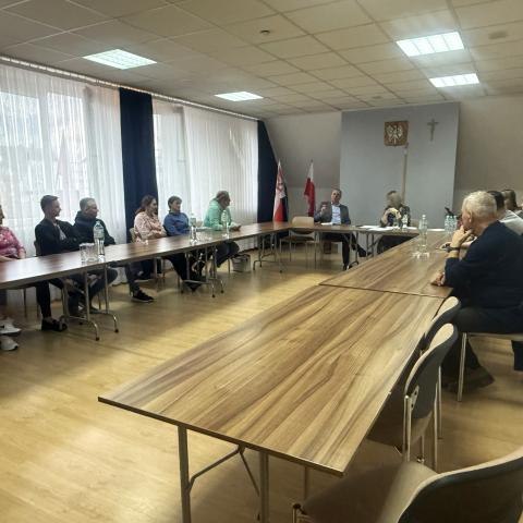 Spotkanie w sprawie rezerwacji i handlu na pasażu usługowo-handlowym w Sromowcach Niżnych