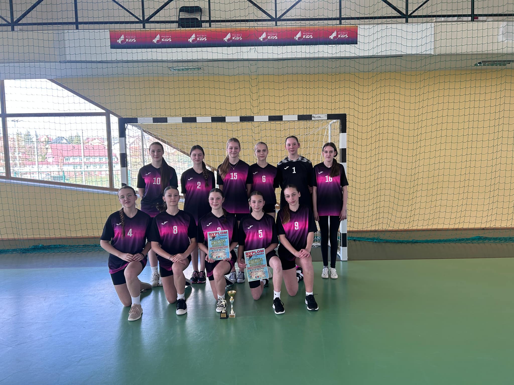 Awans do powiatu szczypiornistek ze Szkoły Podstawowej w Maniowach