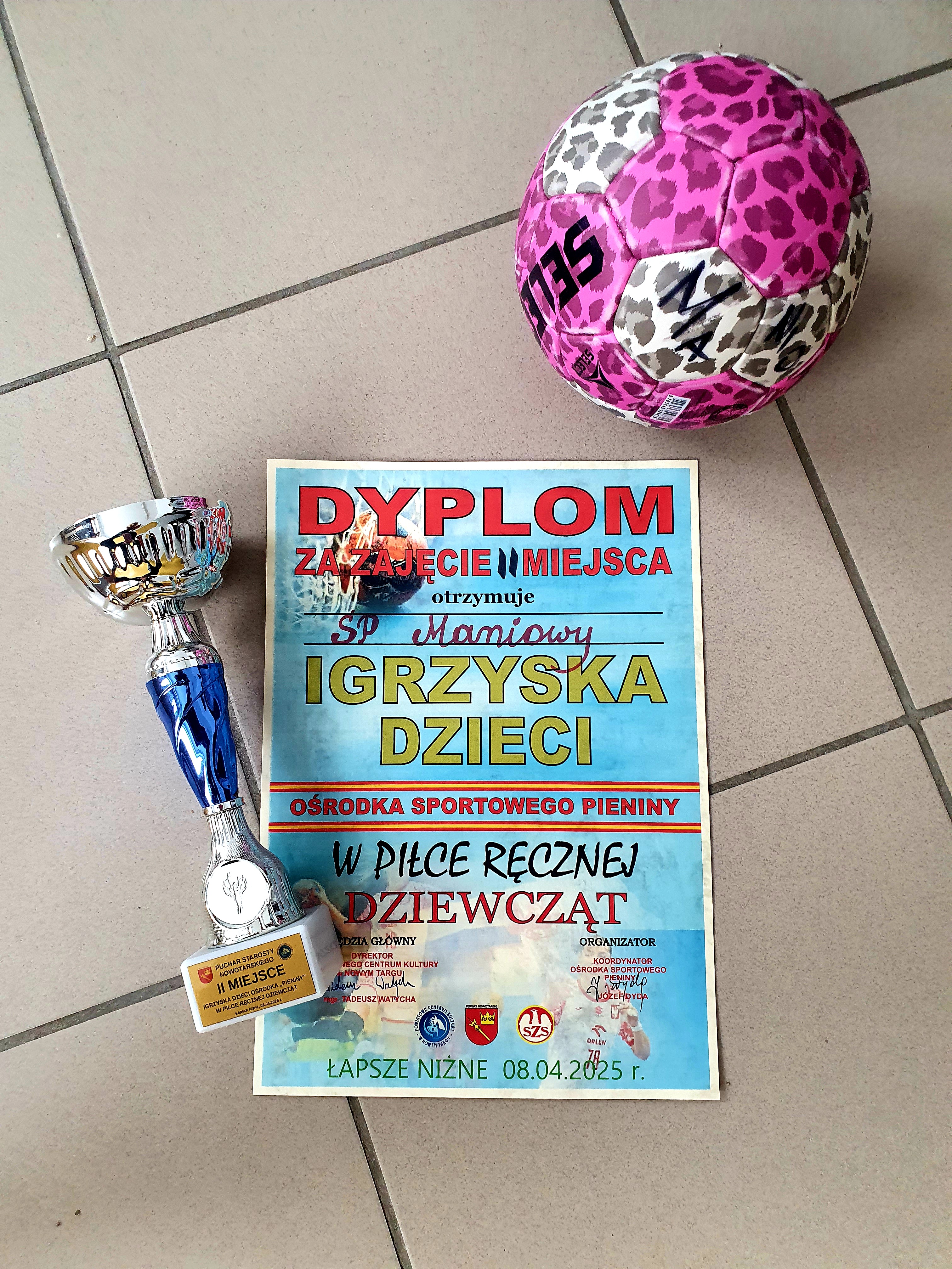 Kolejny awans do powiatu dziewcząt ze Szkoły Podstawowej w Maniowach