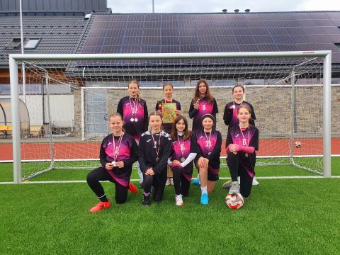 Kolejny sukces dziewcząt z Maniów - WICEMISTRZYNIE POWIATU NOWOTARSKIEGO w piłce nożnej