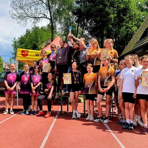 Dziewczęta z Maniów Wicemistrzyniami Powiatu Nowotarskiego w Czwórboju Lekkoatletycznym!