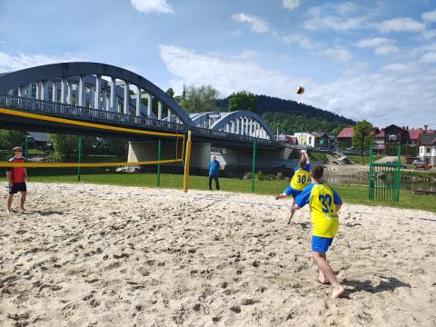 Sukces uczniów ze Sromowiec Niżnych w siatkówce plażowej