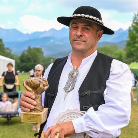 Baca wypasający owce w Gminie Czorsztyn z nagrodą Oscypka Roku 2025