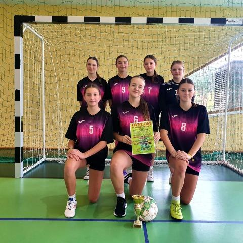 Sukces dziewcząt z Maniów w halowej piłce nożnej!