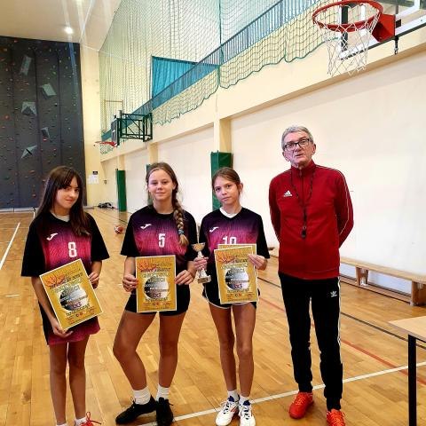 Sukces koszykarek ze Szkoły Podstawowej w Maniowach Igrzyska Dzieci Ośrodka Pieniny w koszykówce 3x3