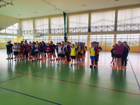 Gminne Igrzyska Dzieci w Halowej Piłce Nożnej – sportowe emocje w Maniowach