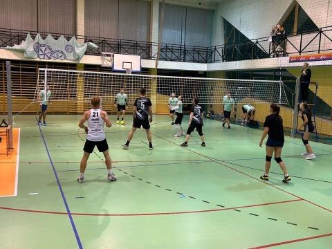 Emocje na parkiecie – kolejne rozgrywki siatkarskie „każdy z każdym” w dniu 26.10.2025 r.