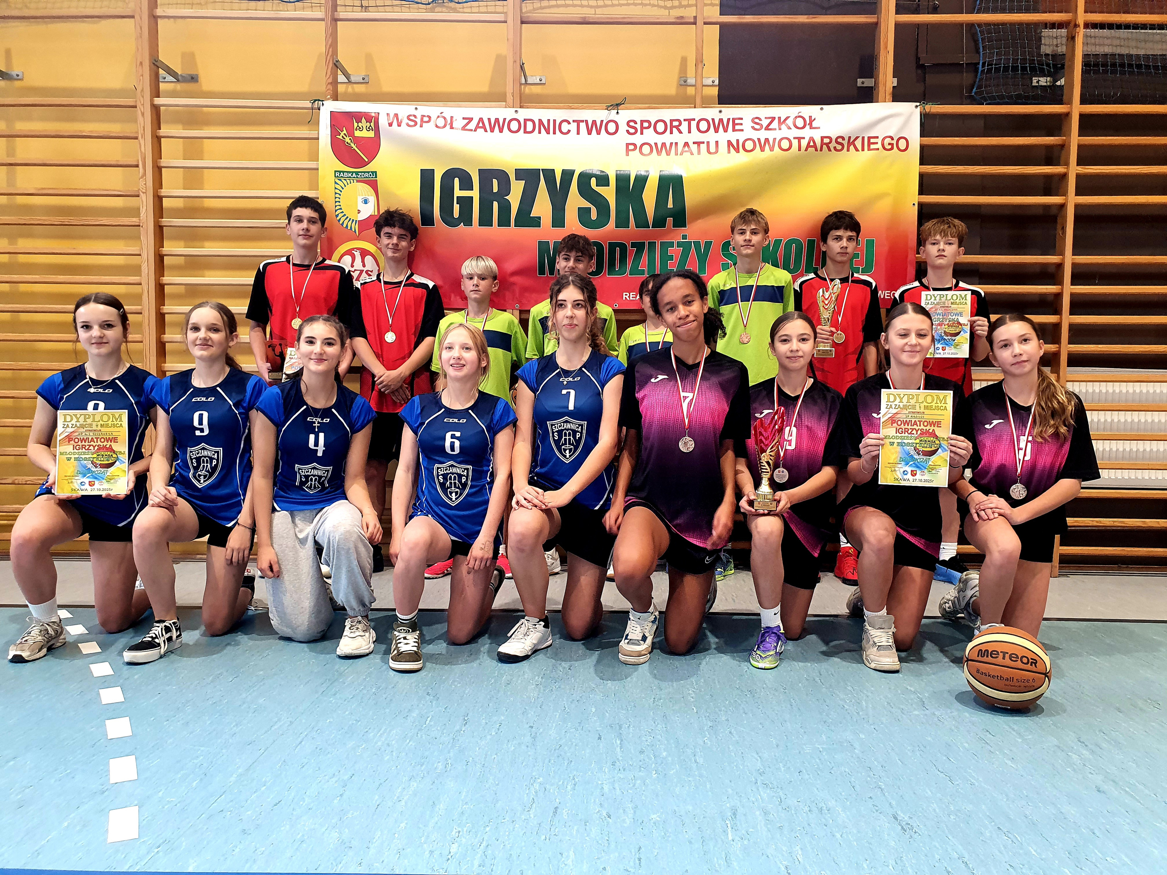 Powiatowe Igrzyska Młodzieży Szkolnej w koszykówce 3x3 – sukces dziewcząt ze Szkoły Podstawowej w Maniowach!