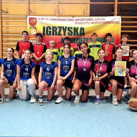 Powiatowe Igrzyska Młodzieży Szkolnej w koszykówce 3x3 – sukces dziewcząt ze Szkoły Podstawowej w Maniowach!