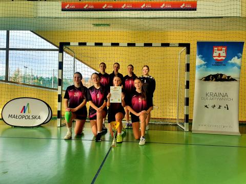 Sukces dziewcząt z Maniów Półfinale Wojewódzkim w halowej piłce nożnej