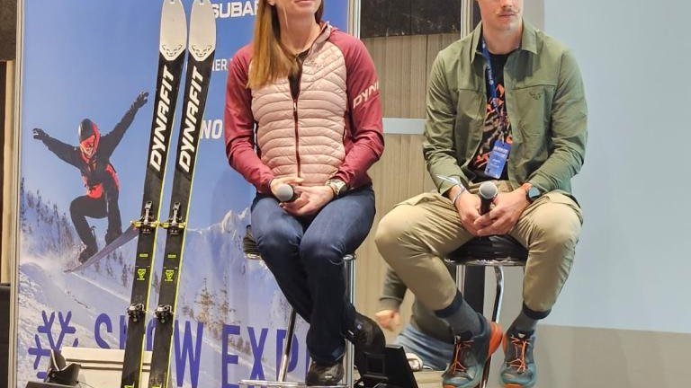 Dwie osoby siedzące na krzesłach na scenie.jpg