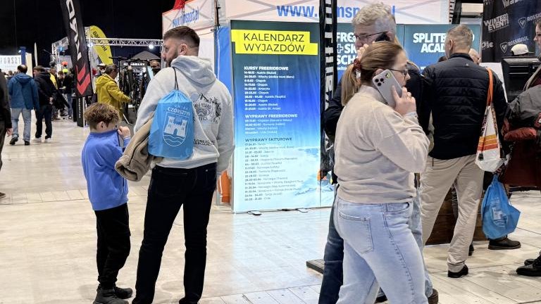 grupa ludzi spacerująca po obiekcie.jpeg