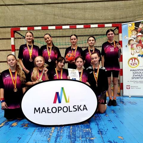 Dziewczęta z Maniów trzecią drużyną w województwie!