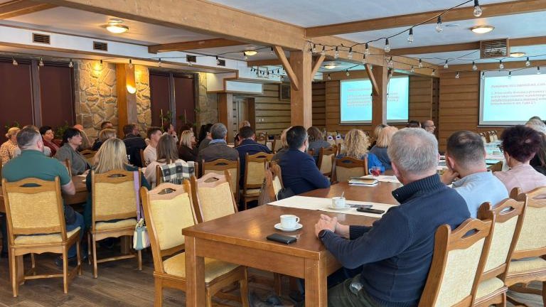 Grupa ludzi siedząca przy stole.jpg