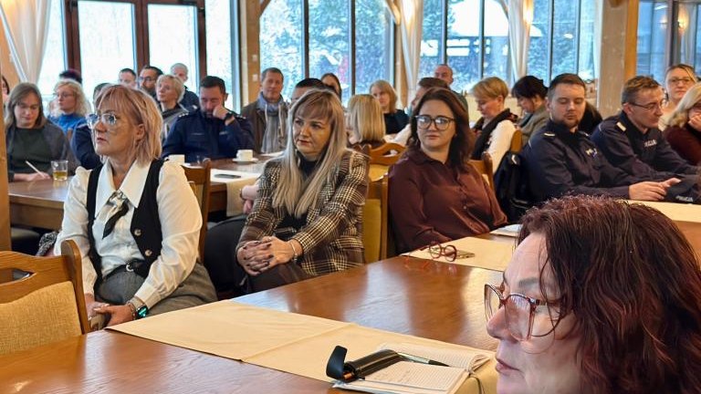 Grupa ludzi siedząca przy stole.jpg