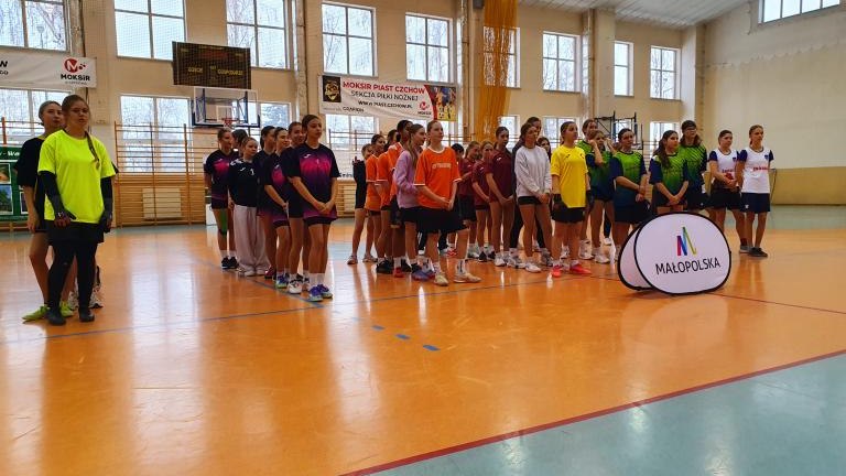 Drużyny na boisku.jpg