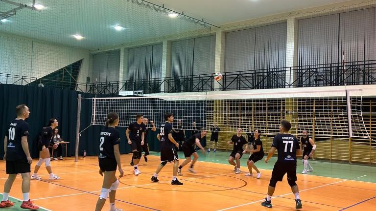 Rozgrywki siatkarskie na hali sportowej (2).jpg