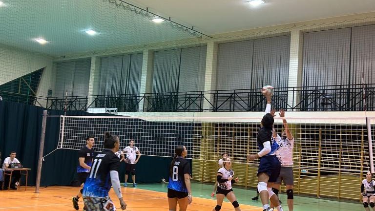 Rozgrywki siatkarskie na hali sportowej (4).jpg