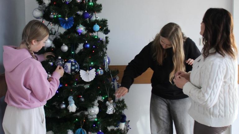 Ubieranie choinki przez uczniów (18).JPG