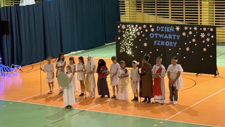 Występy artystyczne podczas Kiermaszu Świateczego (16).jpeg