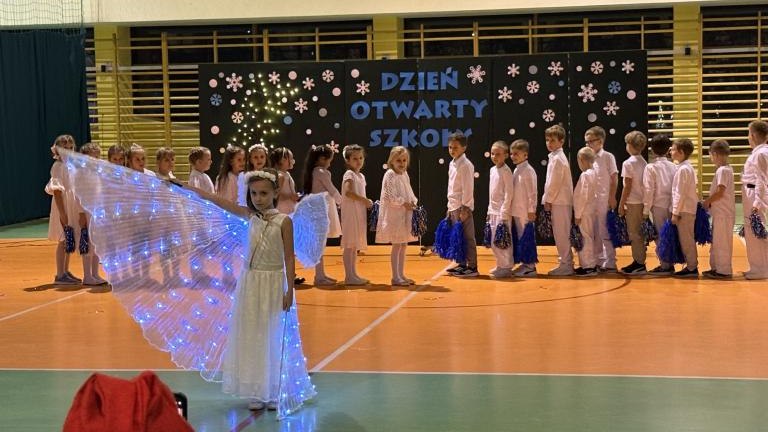 Występy artystyczne podczas Kiermaszu Świateczego (18).jpeg