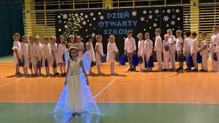 Występy artystyczne podczas Kiermaszu Świateczego (19).jpeg