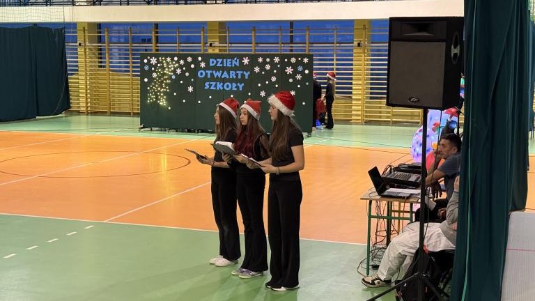 Występy artystyczne podczas Kiermaszu Świateczego (2).jpeg